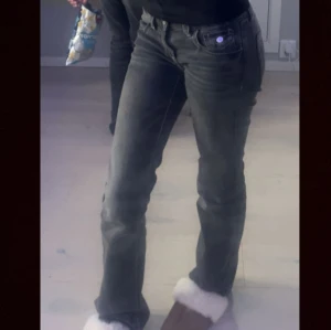Bootcut lowwaist jeans från Gina tricot - Säljer dessa suuupersnygga bootcut jeansen men låg midja från Gina tricot Young. Dem är i storlek 158 tall, passar mig som är 159 men passar också längre och kortare personer. Dem är använda fåtal gånger men eftersom jag har så många byxor så säljer jag dem.