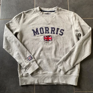 Morris tröja  - Snygg grå sweatshirt från Morris.    |   Strl: S  |   Skick: 9/10   |  Om du har några frågor så är det bara att höra av sig! Skickar gärna fler bilder om det önskas. Kan gå ner i pris vid snabb affär.