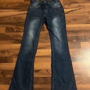 Bootcut jeans - Bootcut jeans med snygg detalj på bakfickorna