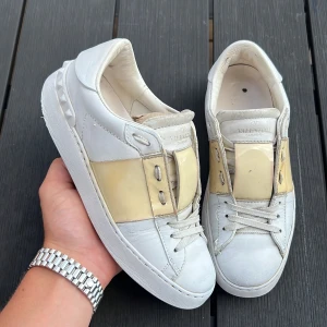 Valentino open - Valentino opens | garanterad äktehet! | size : 36! | skick 6,5+/10! | tveka inte på att höra av dig! 