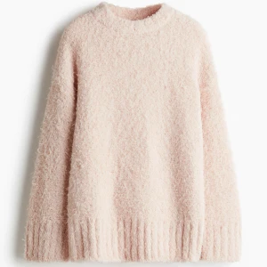 Ljusrosa fluffig stickad tröja - Fluffig stickad tröja ifrån h&m💕 Den är knappast använd och i fint skick