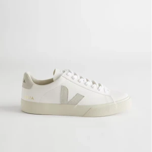 Veja Sneakers  - Säljer dessa skor från Veja💘 sparsamt använda (typ 5 gånger) -  inga tydliga tecken på användning. Nypris 1700, säljer för 900 men pris kan diskuteras😇 