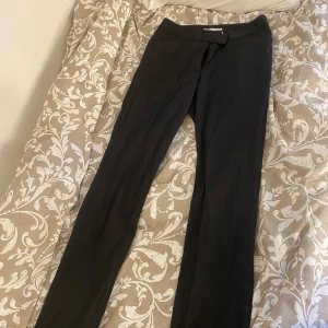 Stilrena kostymbyxor - Kostymbyxor som har en benlängd på 103 cm och 40 cm bredd. De är använda men inga stora tecken på det. Har vanliga fickor fram men fickor som endast är halva. 