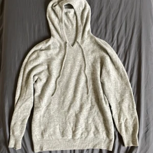 Grå Kashmir tröja - Jag säljer min gråa Kashmir tröja. Den är i jättebra skick och kvaliteten är bra. Hör gärna av er om ni har frågor eller funderingar.