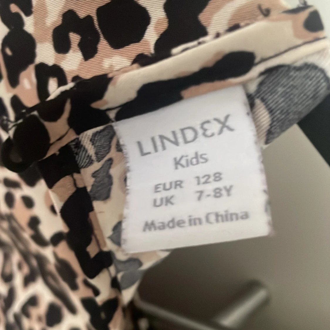 Leopardmönstrad blus från Lindex Kids - 2