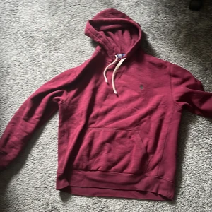 Vinröd hoodie från Polo Ralph Lauren - Säljer en vinröd hoodie från Polo Ralph  huva och vita snören. Säljer då den inte passar längre