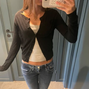 Svart kofta med knappar - En svart, tunn kofta från H&M. Storlek XS💞Kan förmodligen sänka pris vid förhandling🌸🫶🏼