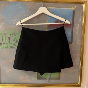 Svart kjol med shorts  - Denna populära kjolen som har shorts undertill säljer jag nu för jag har en likadan hemma! Den är i fint skick!