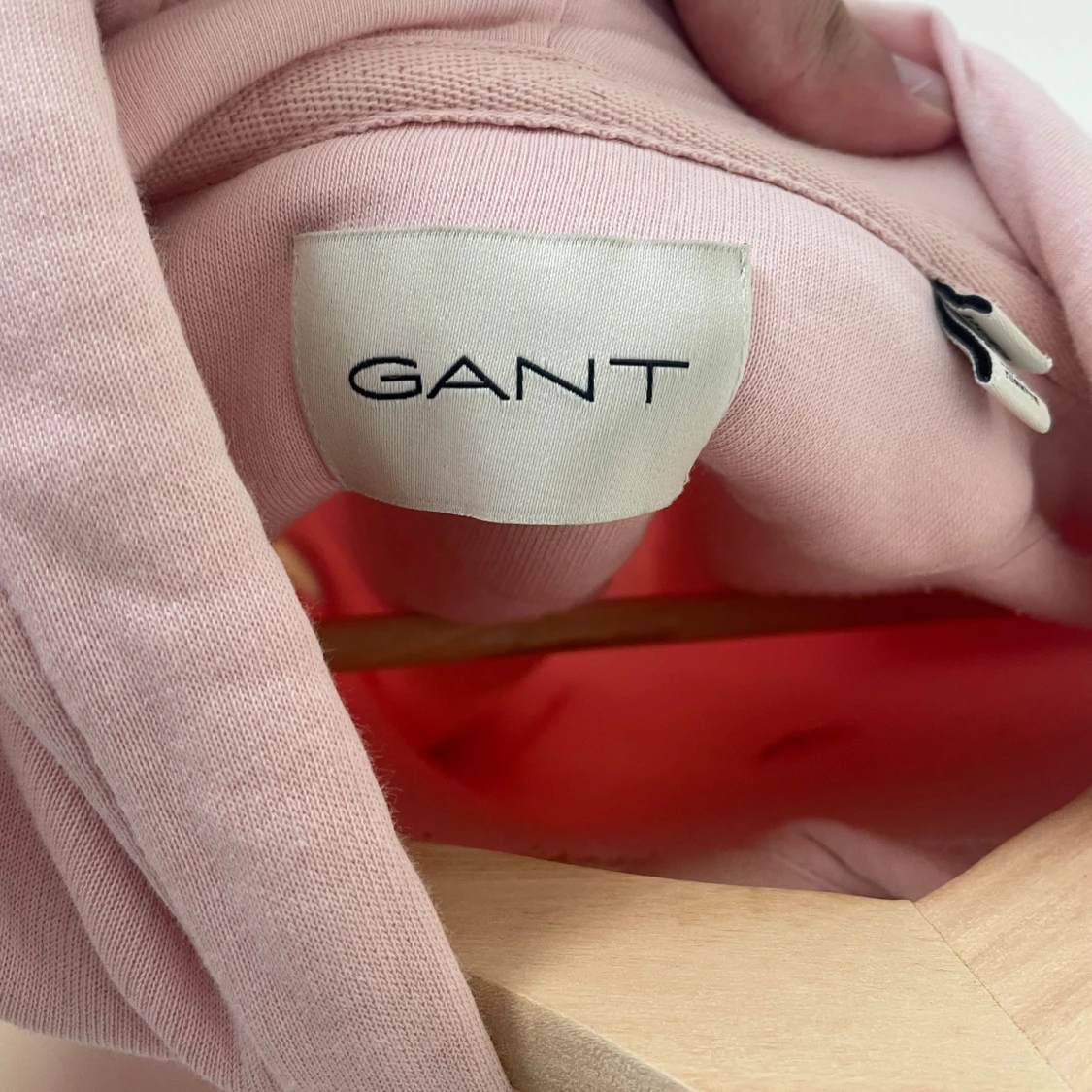 Ljusrosa hoodie från GANT i bomull - 3