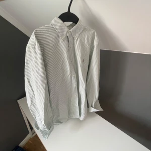 Ralph lauren skjorta - Snygg Ralph lauren skjorta i storlek M slim | vit med ljusgröna ränder | nytt skick | pris kan diskuteras