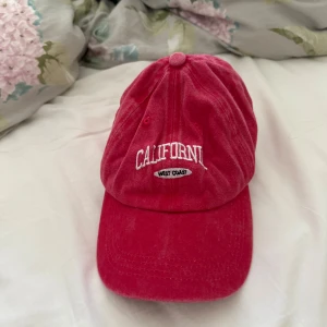 Röd keps med California-brodyr - Snygg röd-rosa keps, aldrig använd. Går att justerade bak på kepsen😝