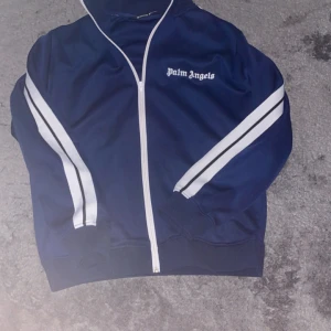 Palm angels track jacket - Säljer denna Palm angels track jacket för bra pris har bara provat den men var för kort i armarna passar passar xs och s om du har en fråga är det bara att skriva till mig.     Färgen är royel blue 
