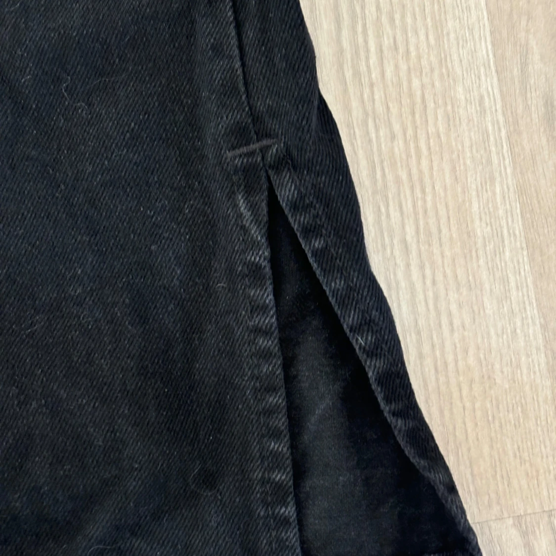 Svarta straight jeans med slits - 2