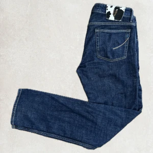 Blåa Raw Denim Handpicked Jeans  - Handpicked Jeans, Storlek 32, Nästan ny skick, inga defekter, slim-fit, kan lösa mått! Pris är diskuterbart🤝Sjukt bra pris!