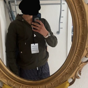 Moncler windbreaker - Moncler windbreaker säljs i nyskick eftersom den inte passade mig och jag fixk den som present, olivgrön färg