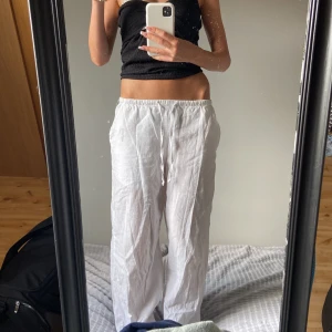 Vita linnebyxor - Säljer ett par vita linnebyxor från Gina Tricot då dom inte längre kommer till användning💓väldigt sköna och säljs inte längre💕