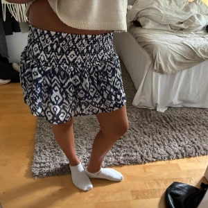 Mönstrad minikjol - Aldrig använd minikjol med volanger från Gina tricot🩷🩷