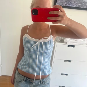 Blåvit rutig linnetopp med volang - Topp från zara! Aldrig använd 💕