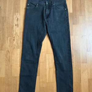 Svarta jeans från Tiger of Sweden - Säljer ett par snygga Tiger of Sweden Jeans.  Längd 101 cm, Bredd 39 cm. Storlek W30.  Fraktar oftast samma dag!