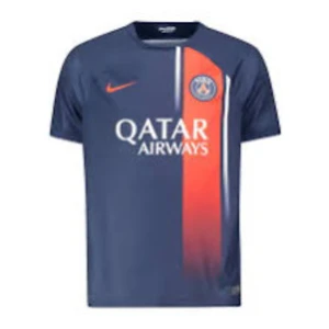PSG matchtröja Nike blå/röd - Snygg PSG fotbollströja från Nike i mörkblått med röd vertikal rand och vita detaljer. Tröjan har korta ärmar, rund hals och klubbmärke på bröstet. Materialet är lätt och andas, perfekt för träning eller match.