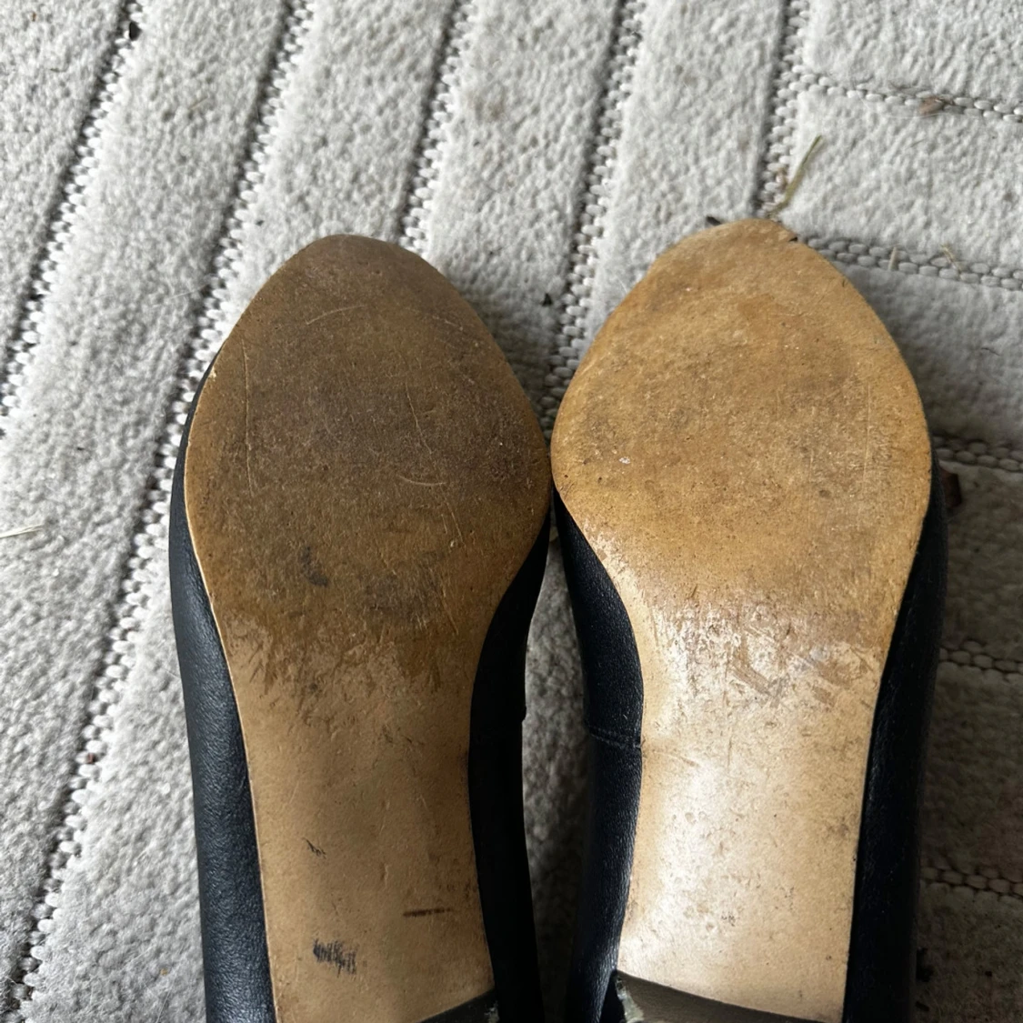 Svarta klassiska pumps i skinn - 1