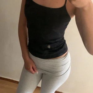 Ljusgrå leggings från 157, XS - Säljer ett par ljusgrå leggings från 157 i storlek XS. De är mjuka och stretchiga, perfekta för chill dagar eller när du vill ha något bekvämt. Sitter tight och har en enkel, clean look utan detaljer.