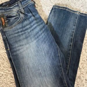 Jack&Jones Jeans - Ett par nästintill helt nya jeans i sjukt snygg tvätt. Strl (31,30) hör av dig vid ev frågor 🌟