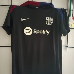 Barcelona T-shirt - Säljer denna T-shirt som är köpt på barcelonas hemsida, säljer då den inte kommer till användning❤️ny pris 800