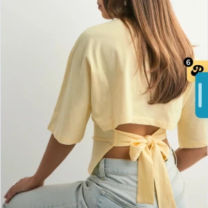 Topp Nelly  - Säljer denna trendiga topp från Nelly i en jättefin gul färg. Den är helt ny och har prislapp kvar. Denna är i storlek xss och är helt slut på hemsidan. Skriv om du vill ha fler bilder💞💞