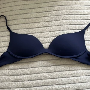 Intimissimi bh - Super snygg push up bh i modellen giola ifrån intimissimi. Säljs då den inte passar mig och inte används alls. Skriv till min innan köp! Pris kan diskuteras!!💗