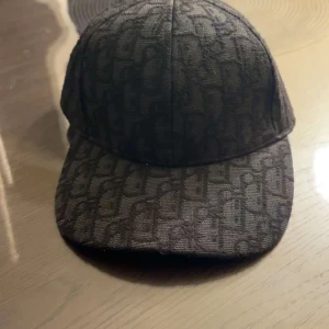 Dior keps - Säljer nu denna riktigt feta dior keps. Skick 10/10 aldrig använd. Bara att skriva vid frågor eller funderingar. Pris kan diskuteras.