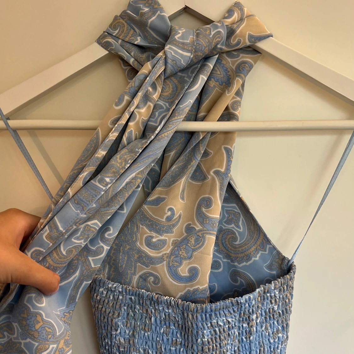 Blå paisleymönsterad halternecktopp - 1