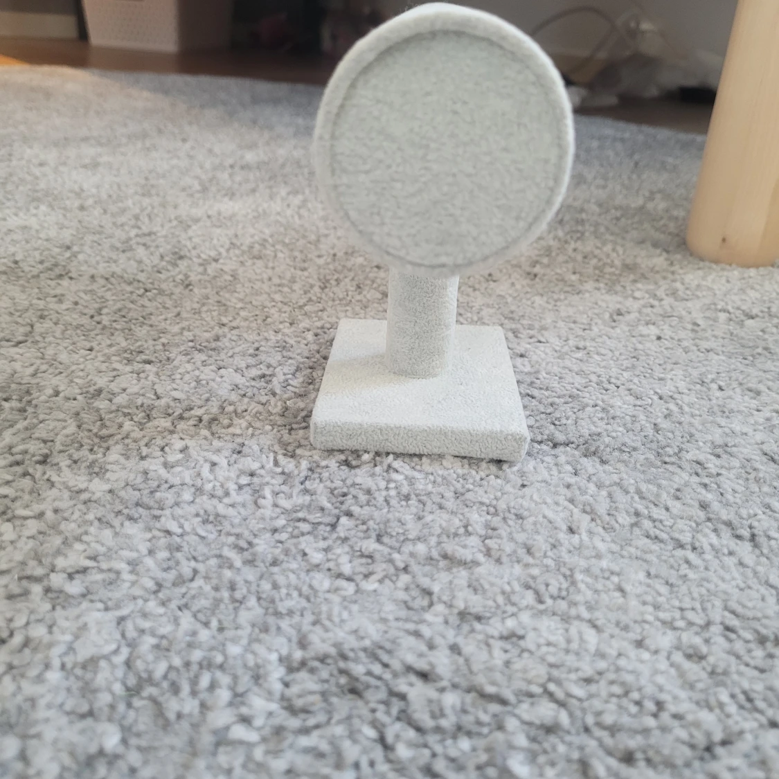 Ljusgrå smyckesdisplay i mockaimitation - 2