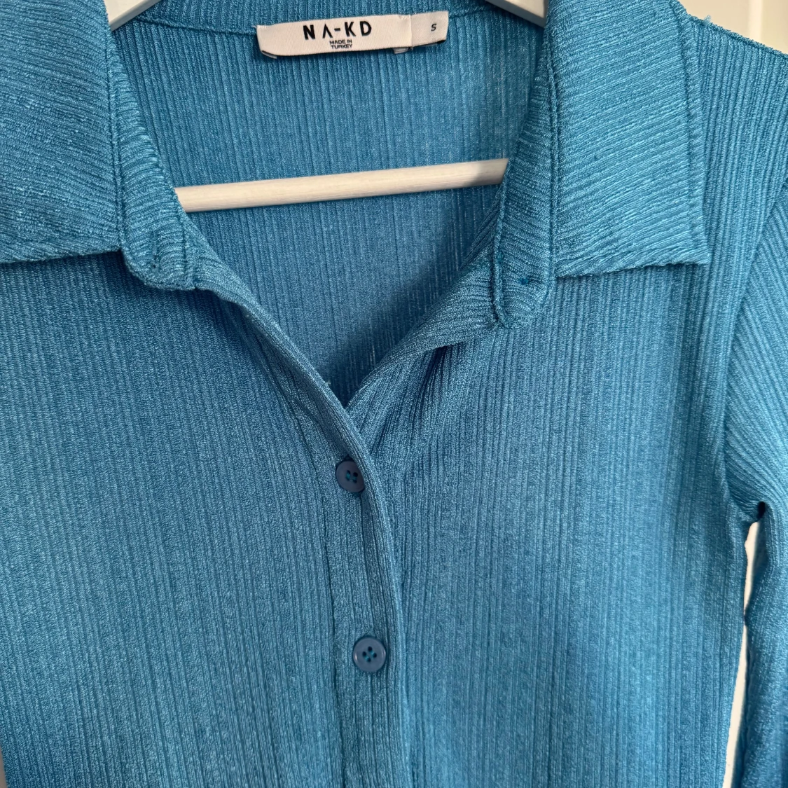 Blå ribbad skjorta från NA-KD - 1