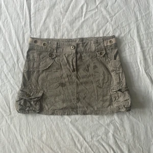 Kjol - Bra skick, lite liten i storleken. Mått: midjemått rakt över 40 längd 33cm❤️