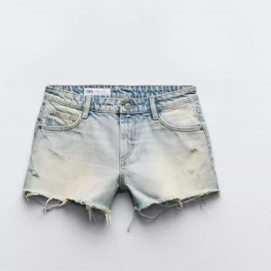 Ljusblå jeansshorts från Zara - Snygga ljusblå jeansshorts från Zara med fransig kant och slitna. Perfekta för sommaren och ger en avslappnad vibe till din outfit. Dom är använda endast 1 gång så dom är i nytt skick. Pris går att diskuteras💓💓