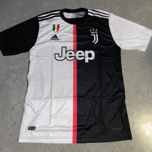 Juventus Ronaldo storlek L - Storlek L. Fin replika. Helt ny och oanvänd. Pris: 349:-. Skickas direk inom 24h