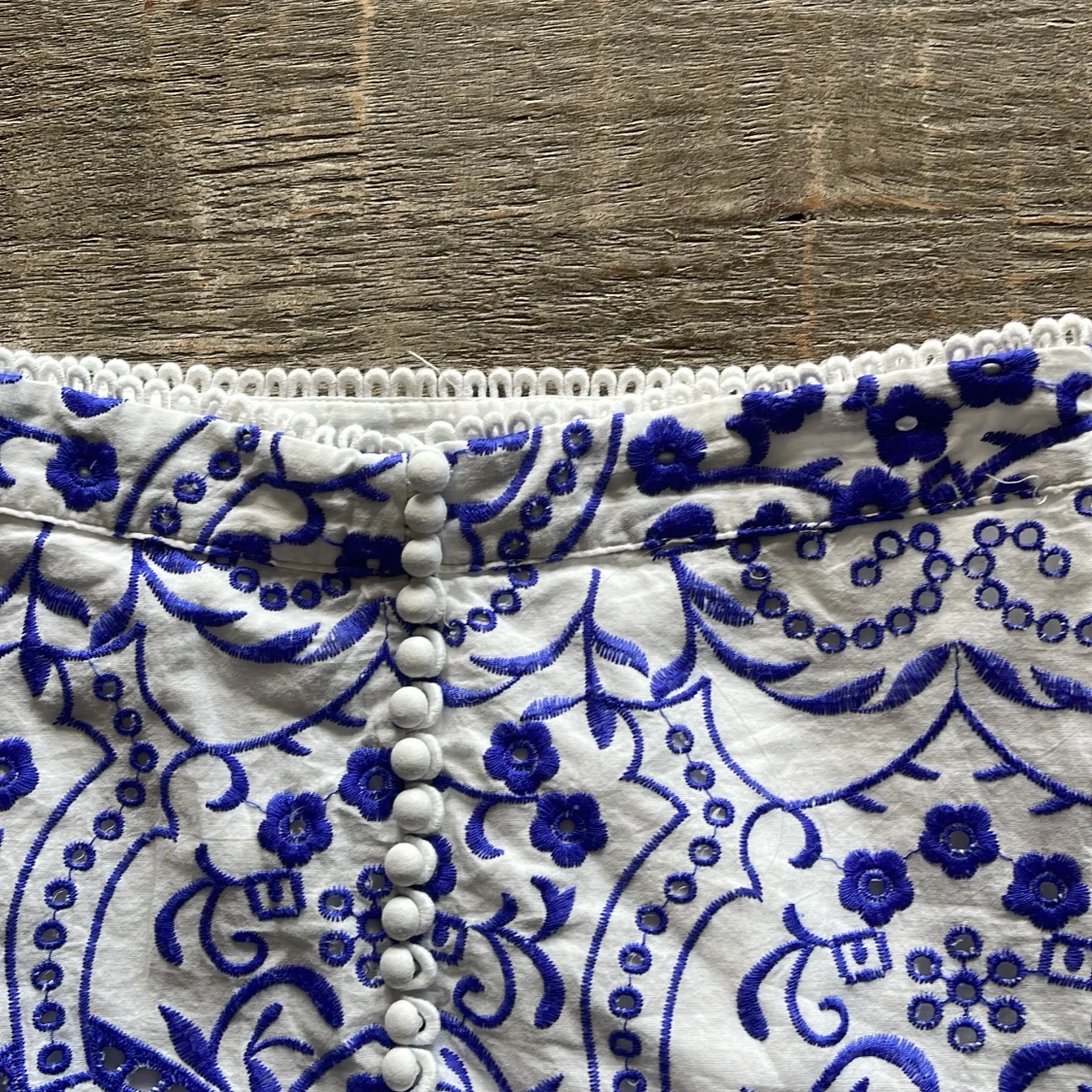 Vit och blå broderad kjol från Zara - 2