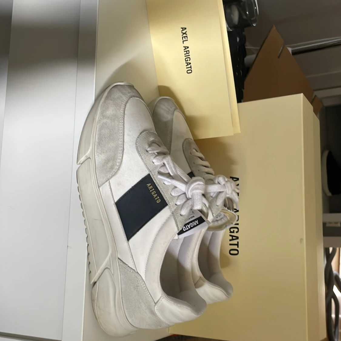 Vita sneakers från Axel Arigato - 1