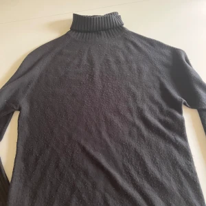 Svart polotröja från Add It - Svart polotröja från Add It med ribbad hög polokrage och långa ärmar. Köpt för längesedan, lite nopprig men inga ytterligare defekter🩷