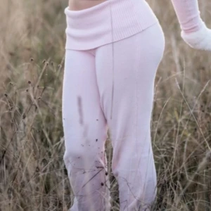 Ljusrosa yogapants med bred mudd - Supermysiga ljusrosa yogapants med bred ribbad mudd i midjan. Byxorna har en relaxed passform och är perfekta för chill dagar. Tillverkade i mjukt material som känns skönt mot huden.