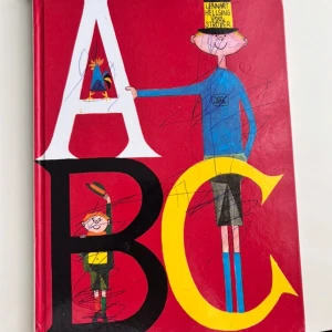 ABC - Färgglad och lekfull ABC-bok med roliga illustrationer och verser. Perfekt för dig som gillar kreativitet och vill upptäcka alfabetet på ett annorlunda sätt. Passar både unga och unga vuxna som uppskattar klassisk svensk barnbokskonst.
