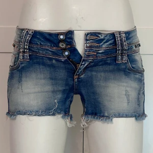 Lågmidjade jeansshorts med slitningar  - 💘Midjemått: 70 💘Grenmått: 18  Ingen storlekslapp, men skulle säga stl xs/s💘  Säljer massvis med fler lågmidjade bootcut jeans och lågmidjade jeansshorts! Så kika in min profil💘💘