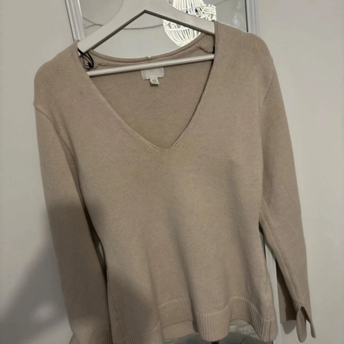 Beige stickad v-ringad tröja H&M XS