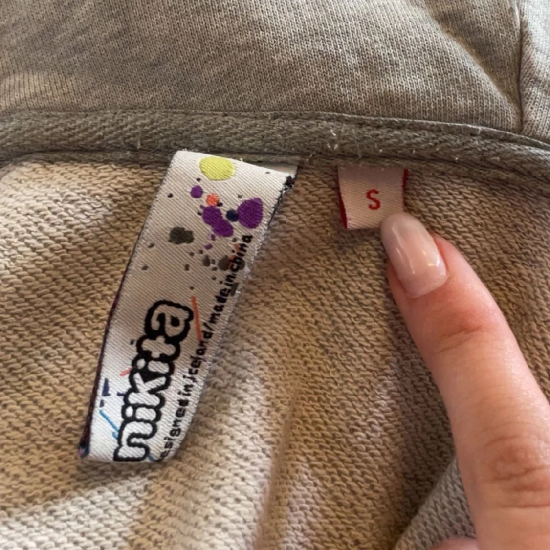 Grå och rosa zip-up från Nikita - 2