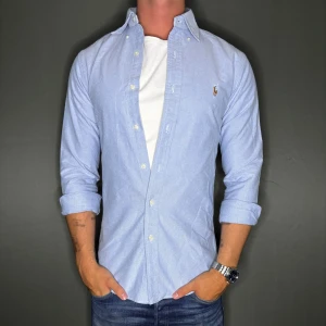 Ralph lauren skjorta - Hej säljer nu min fina Ralph lauren skjorta i storlek S. Den är i nyskick och kommer vara otroligt snygg på sommaren. Nypris cirka 1600kr! Vi kommer att sälja liknande produkter nu i sommar så glöm inte följa profilen!🌊🍾