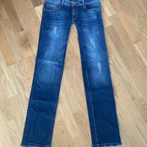 Blåa jeans - Supersnygga lågmidjade raka jeans i färgen mörkblå! Omgjorda till lågmidjat! M , midja: 39 cm, midjehöjd: 17cm, innerben: 82 cm