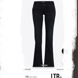 Mörkblå bootcut jeans från LTB - Snygga mörkblå jeans från LTB med bootcut passform och klassisk femficksdesign. Mått: total längd 97 cm, innerben 77,5 cm, midja 37 cm. Storlek w26 L32.