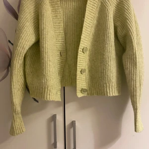 Ljusgul stickad kofta från Gina Tricot - Nytt skick!