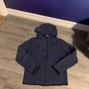 Marinblå Nike Tech - Säljer just nu denna marinblåa Nike tech eftersom den är inte tyvärr i min still längre 🔥om du har nån minsta funderingen om hoodien eller priset är det bara att fråga ‼️🔥 denna tröja är i L i barn storlek och Xs eller Xss i vuxen storlek 🔥🍾